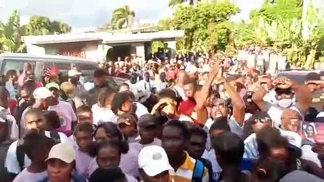 Abitan nan komin Duchity akeyi ansyèn Premyè Dam repiblik la ak anpil kè kontan.