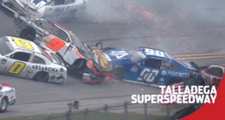 Video herunterladen: ‘Big One’ hits late at Talladega for the NASCAR Xfinity Series