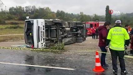 MHP kafilesinin içinde bulunduğu otobüs devrildi: 2 ölü, 17 yaralı