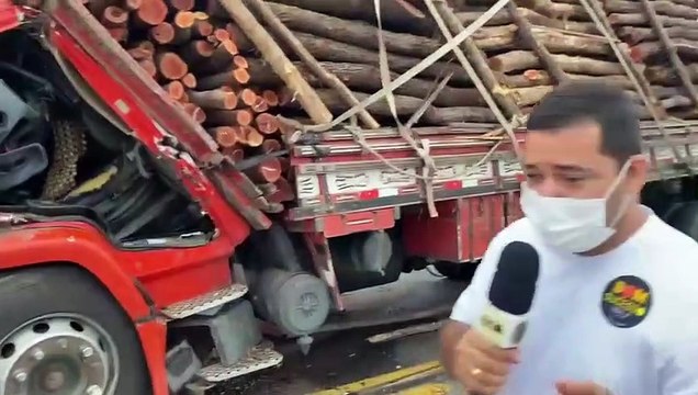 Em Pombal, motorista de caminhão carregado de madeiras morre ao colidir na traseira de reboque