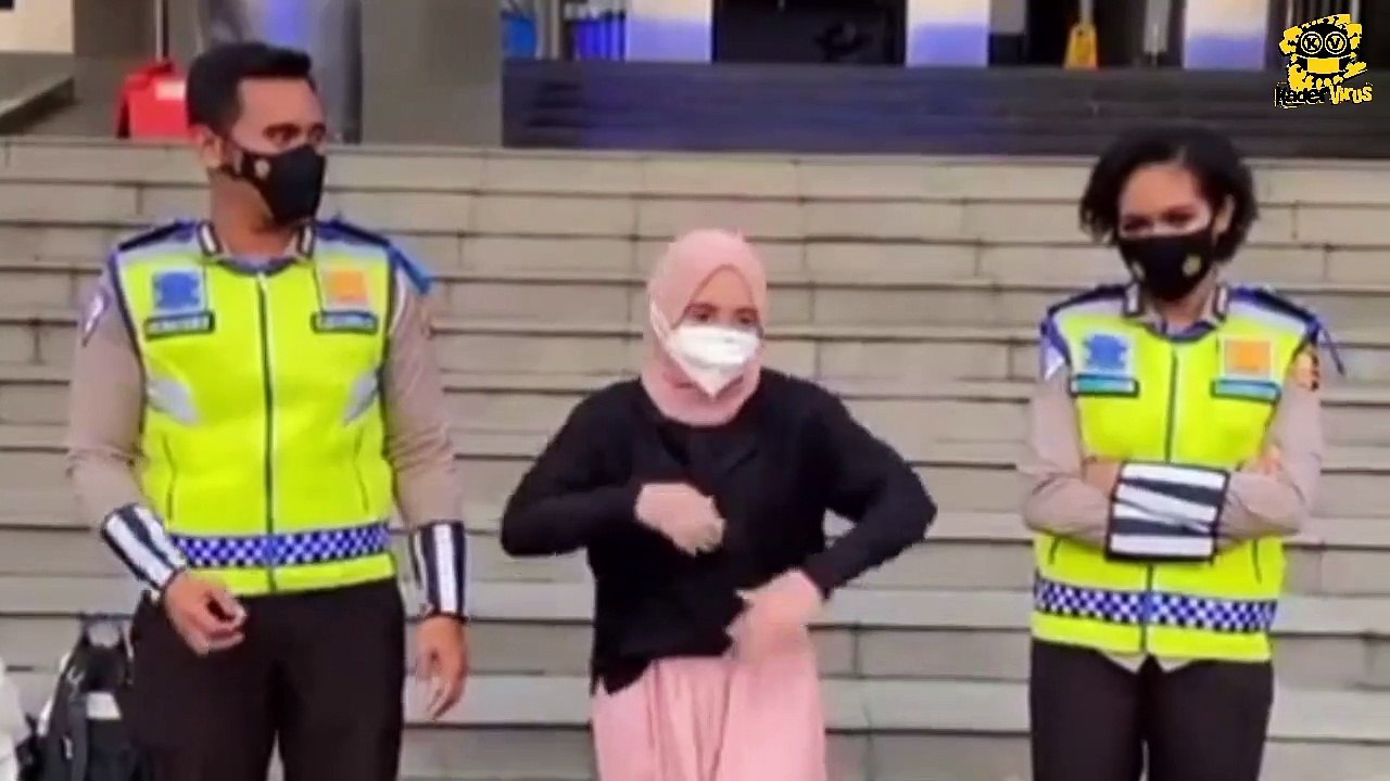 Lihat Aksi Cewek Cantik Saat di Dekat Polisi, Asli Bikin Malu
