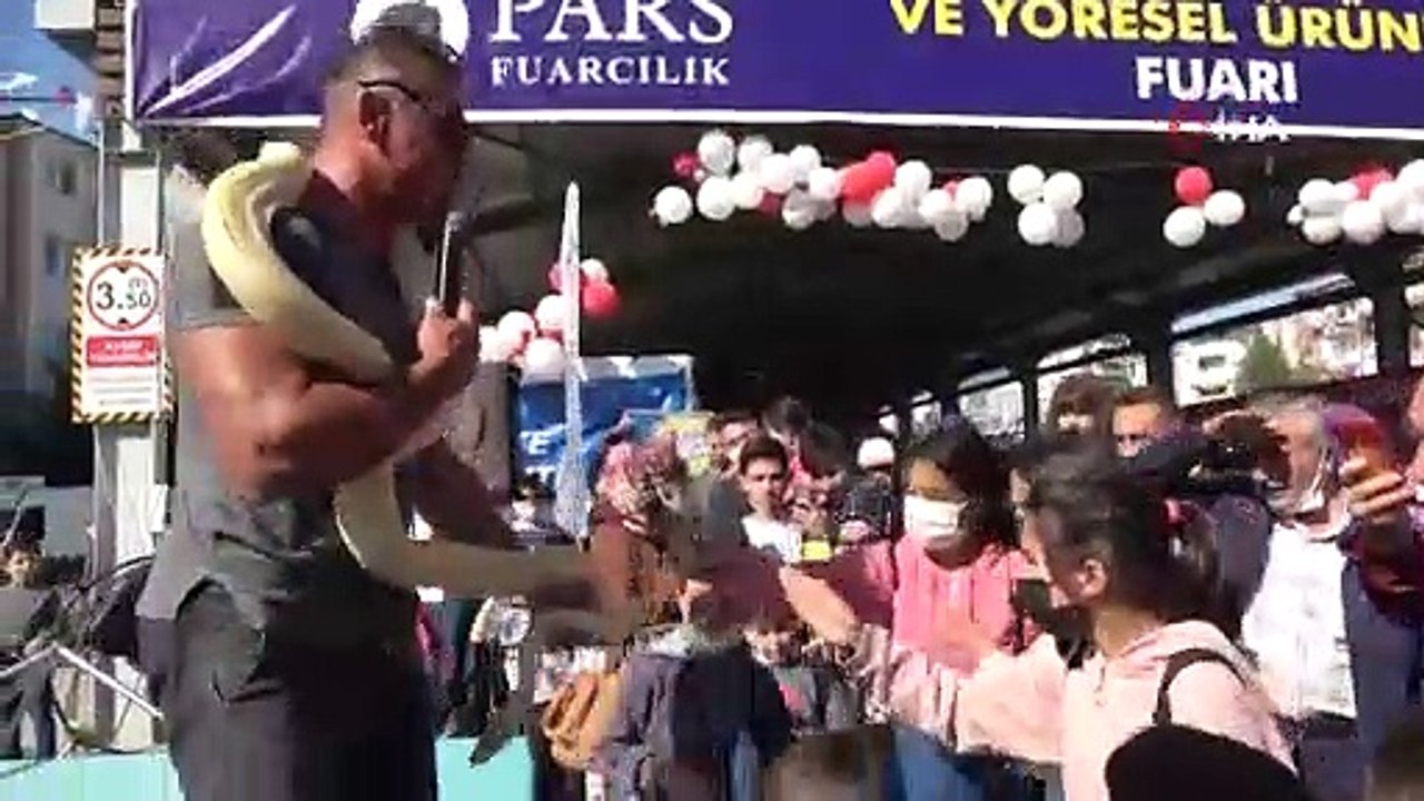 Piton yılanı ile korkularını yenmeye çalıştılar