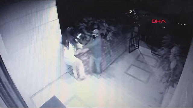 Hırsızlar kendilerini durdurmak isteyen genç kıza silah doğrulttu