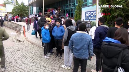 Yağmur altında metrelerce İstanbulkart kuyruğu