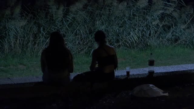 La fiesta y los botellones nocturnos continúan en las calles de Sevilla