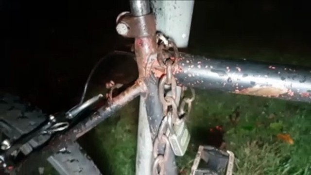 Bicicleta abandonada no Bairro Santa Felicidade chama a atenção de moradores