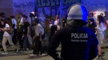 El despliegue policial evita incidentes en otra noche de botellones multitudinarios en Barcelona