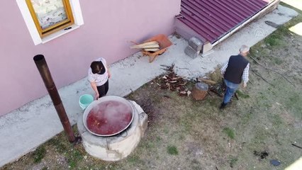 Yarım asır sonra döndüğü köyünde eşiyle beraber doğal bir hayat sürdürüyor