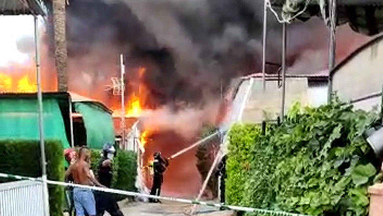 El incendio ha afectado a 19 parcelas del sector F del Camping Caravaning de La Manga