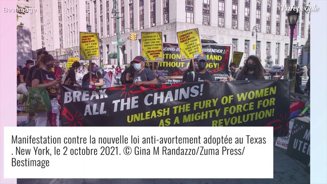 Jennifer Lawrence enceinte : elle dévoile son ventre rond en pleine manifestation