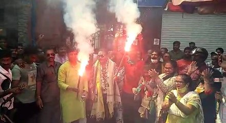 ভবানীপুর উপনির্বাচনে তৃণমূল নেত্রী মমতা বন্দ্যোপাধ্যায়ের জয়ের সেলিব্রেশন মদন মিত্রের