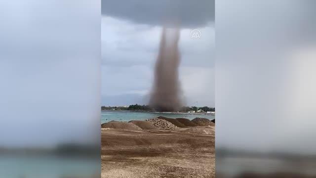 Payas ilçesinde denizde hortum oluştu