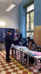 Elezioni Milano, Berlusconi al seggio: "Sto bene" - Video
