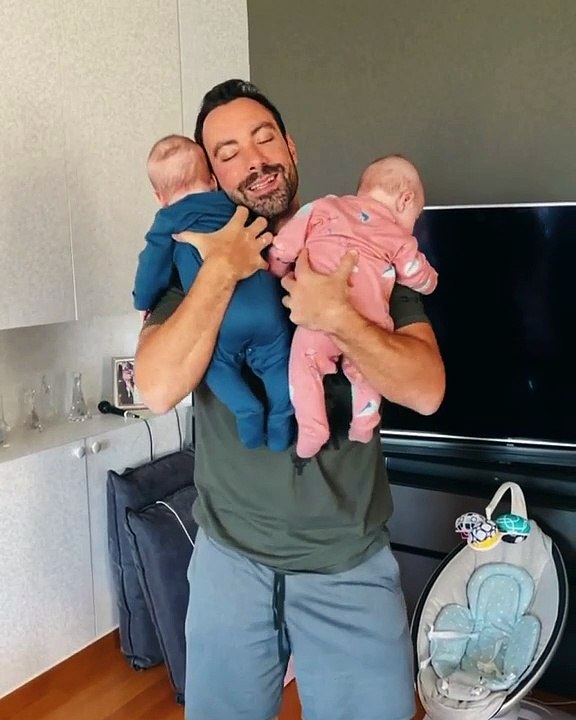 Σάκης Τανιμανίδης: Επέστρεψε από το Λονδίνο και οι κόρες του ξετρελάθηκαν – Θα λιώσεις με το βίντεο!