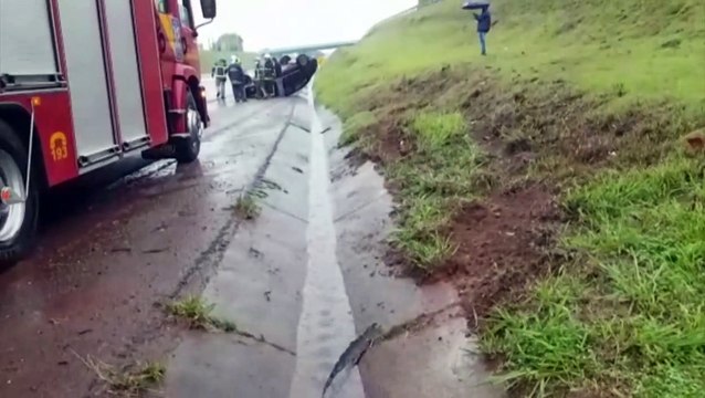 Após curva, motorista de automóvel capota na BR-467, em Cascavel