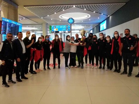 Dünya Şampiyonu işitme engelli milli voleybolcular yurda döndü