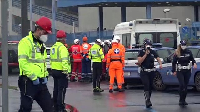 San Donato Milanese, aereo precipita su parcheggio con otto persone a bordo: le testimonianze