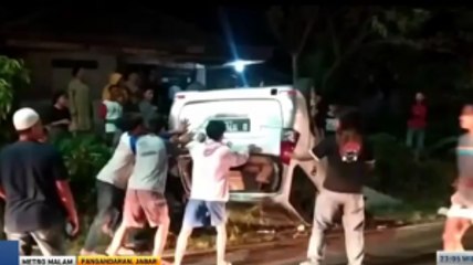 Sopir Mabuk, Mobil Terbalik dan Tabrak Pemotor di Pangandaran