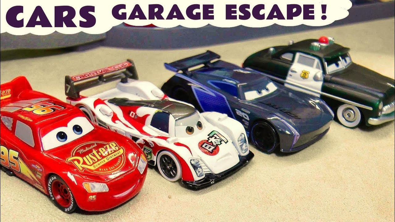 Lightning mcqueen best sale car garage