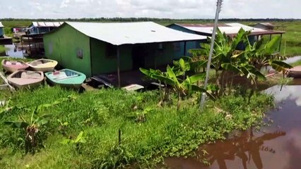Atrapado por el lodo y sin gasolina, pueblo flotante de Venezuela se extingue