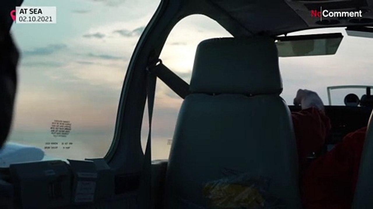 Navio italiano resgata dezenas de migrantes no Mediterrâneo