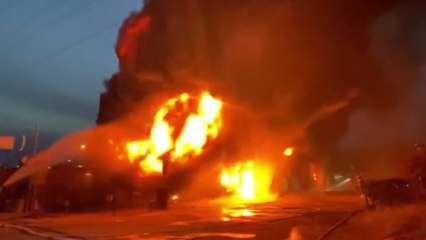 안산 자동차 정비소 화재..."내부에서 불꽃 보여" / YTN