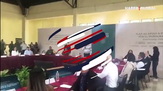 Öfkeli kalabalık basın toplantısını bastı!