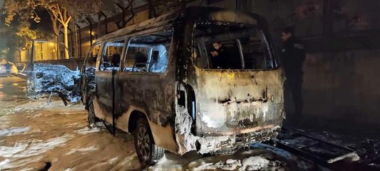 Küçükçekmece'de çalıntı olduğu öğrenilen panelvan minibüs yanarak kül oldu