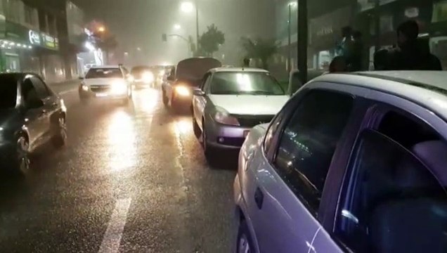 Carros se envolvem em engavetamento na Avenida Carlos Gomes