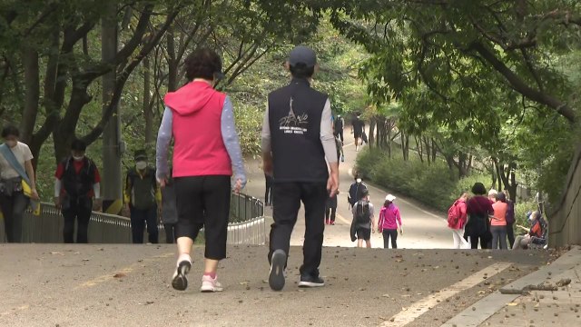 흐린 날씨에도 연휴 등산로 발길...수도권 집단감염 여전 / YTN