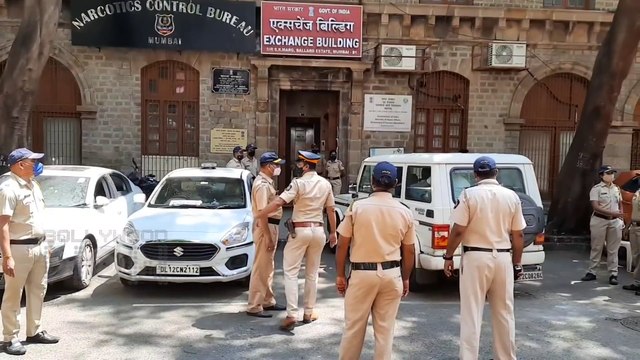 Shahrukh's Wife Gauri Rushes To NCB Office After Aryan Was Detained In Mumbai Cruise Drugs Party!