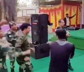 छज्ज उपर बायो र बाजरो , गाने के ऊपर फोजी भाइयों का धांसू डांस, bsf ke jawano super dance