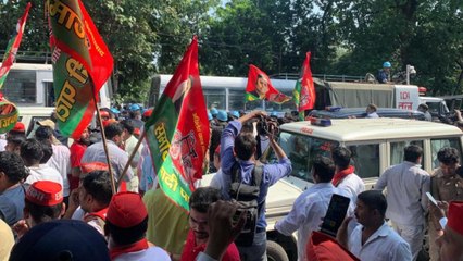 Akhilesh Yadav detained by Hazratganj police