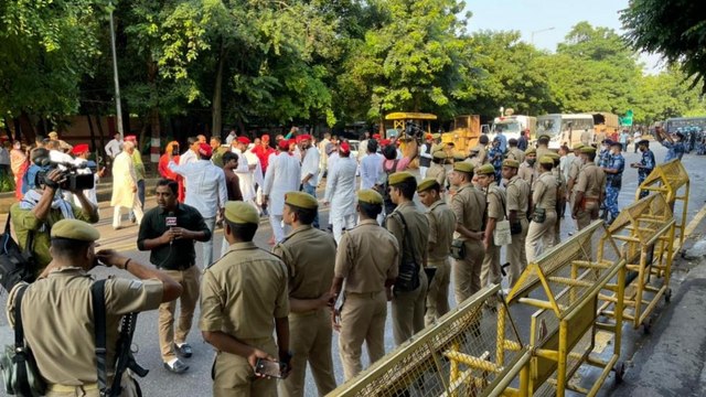 Heavy police deployment outside Akhilesh Yadav residence