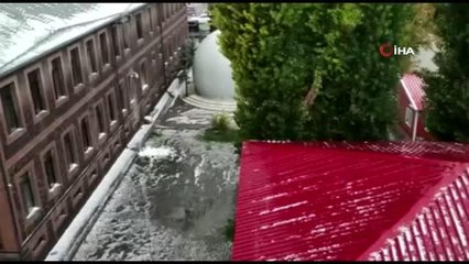 Dolu yağışı sonrası kent beyaza büründü