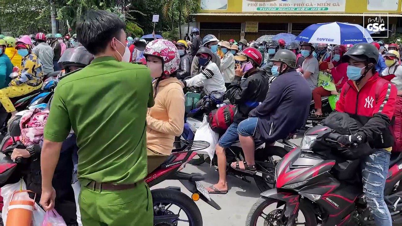 Cô gái trẻ cầm cục tiền lớn phát cho bà con miền Tây về qu