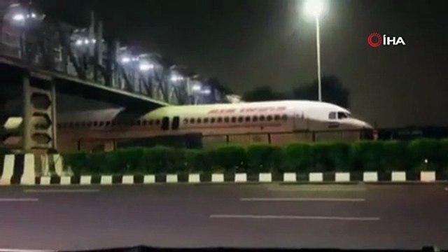 Yolcu uçağı köprünün altına sıkıştı