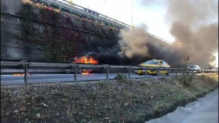 BAĞCILAR'DA KARGO MİNİBÜSÜ ALEV ALEV YANDI