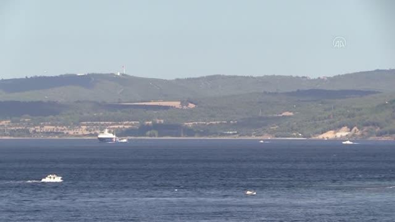 ÇANAKKALE - Rus Donanmasına ait tanker, Çanakkale Boğazı'ndan geçti