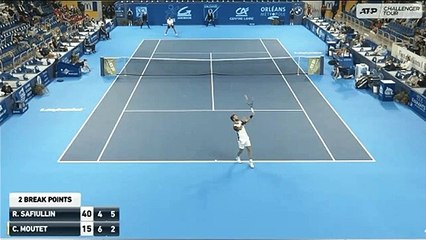 Corentin Moutet tente un service insolite et se vautre complétement