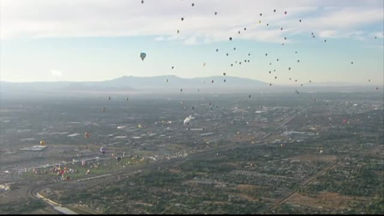 Cientos de globos aerostáticos llenan de color el cielo en Estados Unidos en Albuquerque