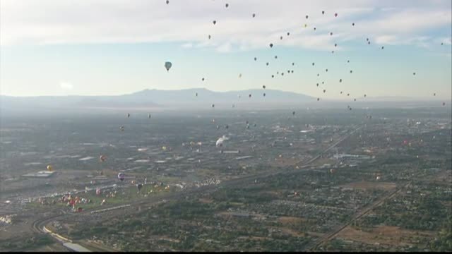 Cientos de globos aerostáticos llenan de color el cielo en Estados Unidos en Albuquerque