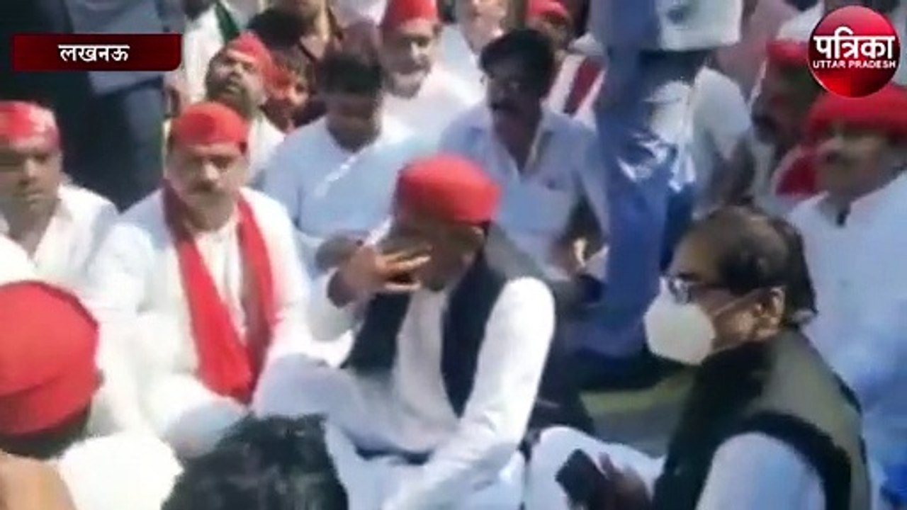 लखीमपुर हिंसा : मुख्यमंत्री इस्तीफा दो के नारों के साथ धरने पर बैठे सपा अध्यक्ष