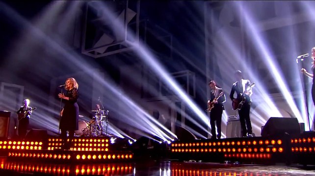 Adele chante Rolling in the Deep en live