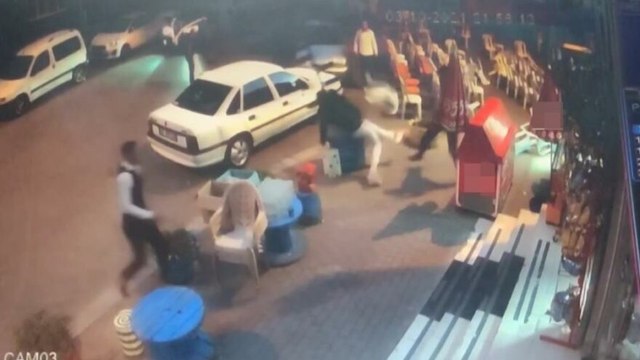 Tüfekle düğünü bastı, davetliler kaçacak yer aradı