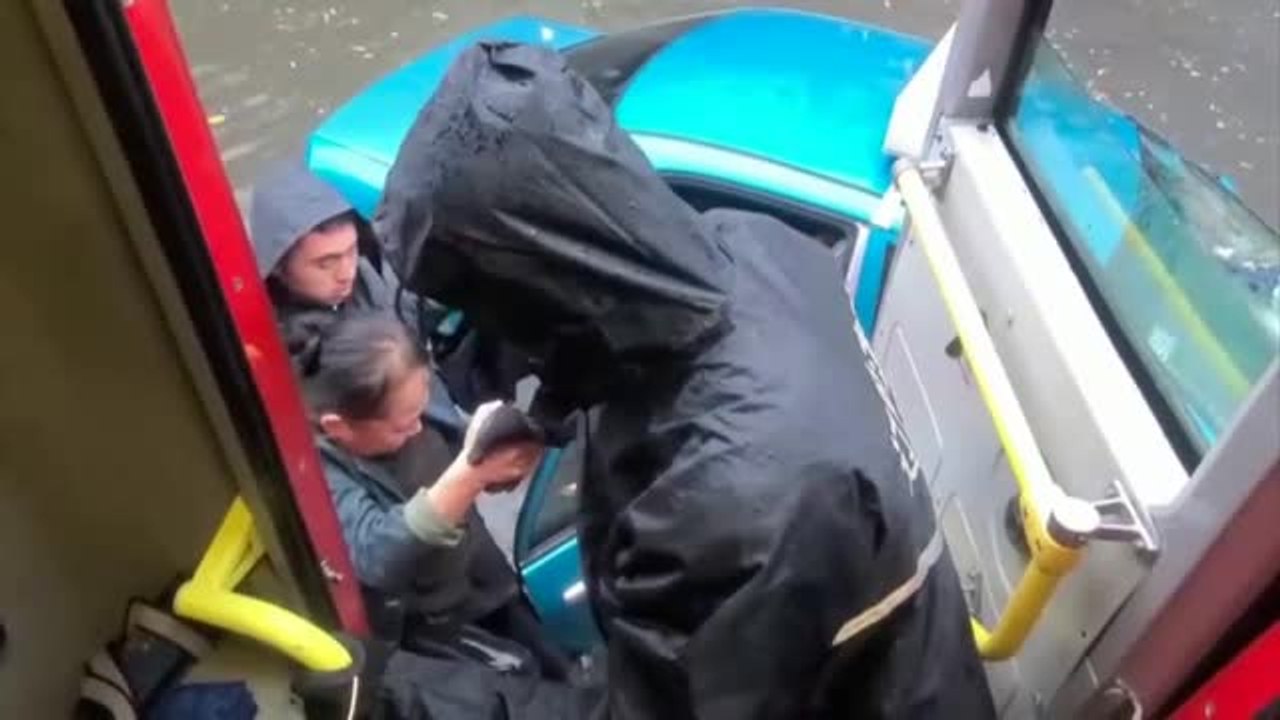 Decenas de personas rescatadas de sus viviendas por las inundaciones en China