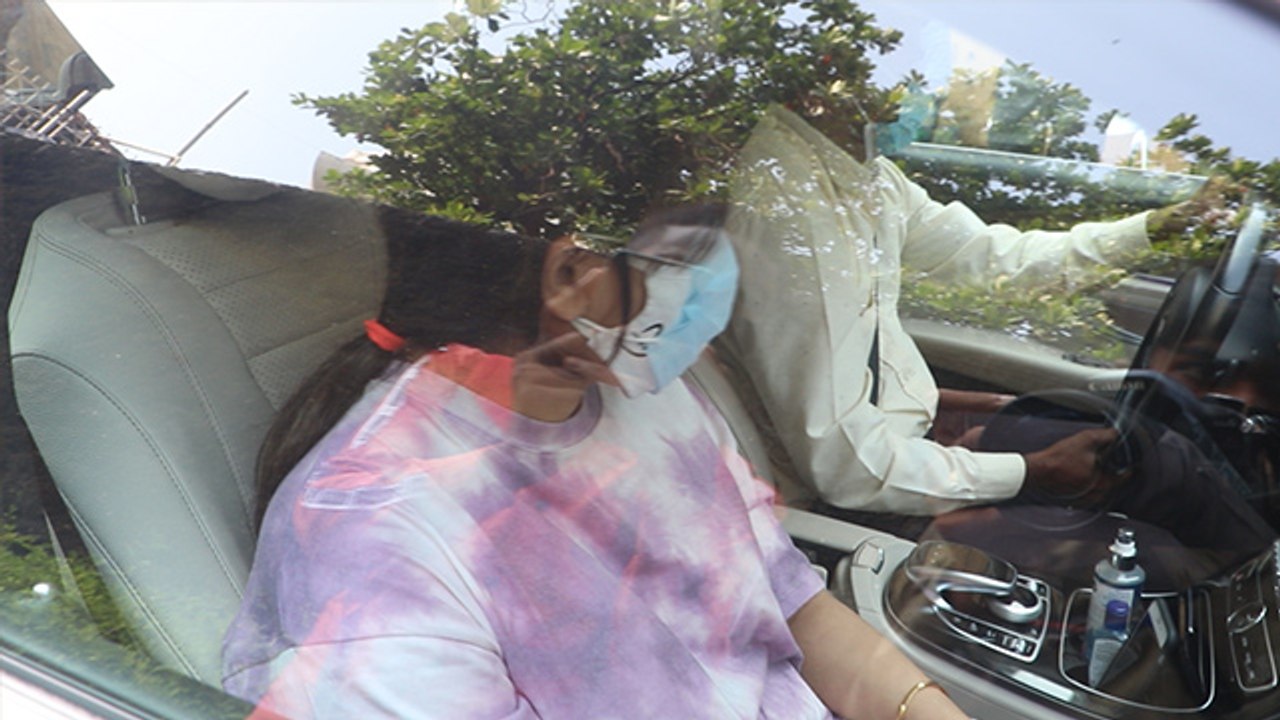 Salman Khan Sister Alvira Agnihotri Spotted at SRK House | FilmiBeat