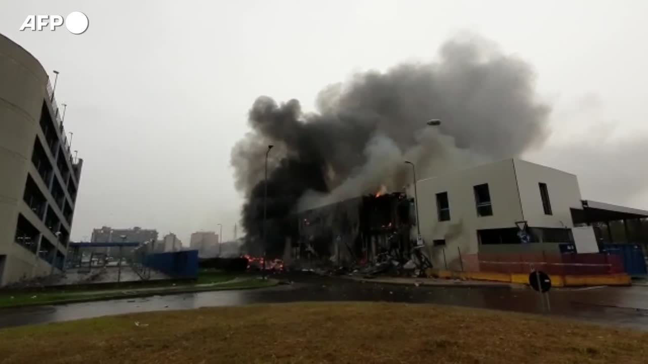 Milano, piccolo aereo si schianta su un edificio in costruzione: 8 morti