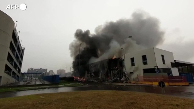 Milano, piccolo aereo si schianta su un edificio in costruzione: 8 morti