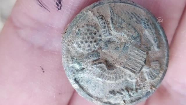 DİYARBAKIR - Zerzevan Kalesi'nde bulunan rozet merak uyandırdı